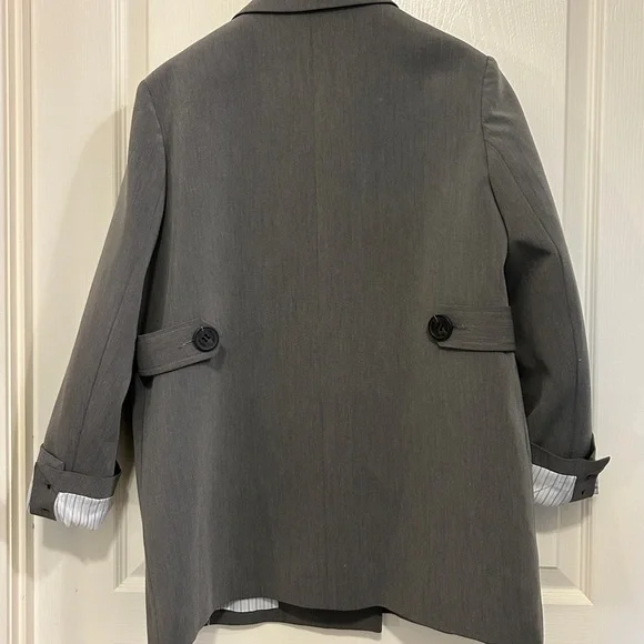 Elegant Gray Double-Breasted Blazer - Picture 2 of 2